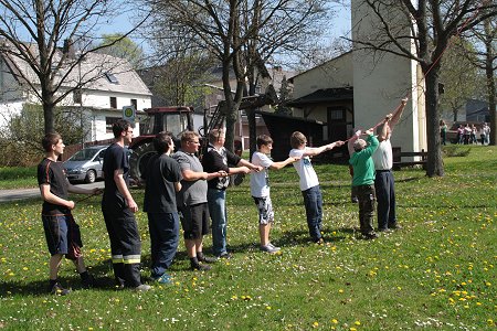 Maibaum aufstellen